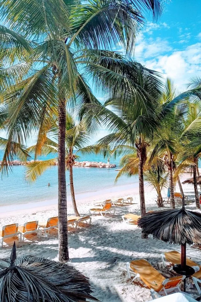 Coco Reef Resort & Spa Crown Point 4*,
